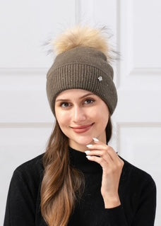 women's toque with pom pom