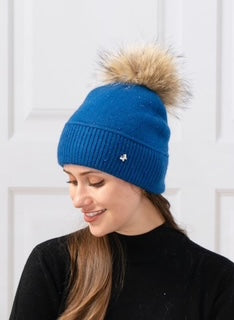 women's toque with pom pom