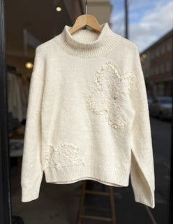 white flower sweater with pearl