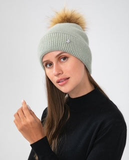 women's toque with pom pom