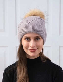 women's toque with pom pom